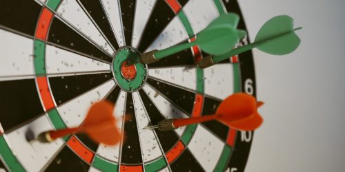 dart board showing a bullseye to represent the benefits of ai lead scoring